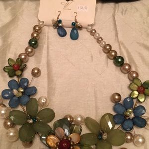 Necklace and matching earrings in Greens & Pearl